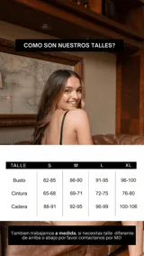Conjunto de lencería de cuatro piezas en encaje negro, compuesto por un bralette con cierre frontal, una pieza tipo chaleco con portaligas integrado y una tanga colaless. Incluye ligas regulables.