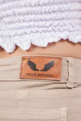 Pantalón tipo oxford de tiro alto, color beige, con diseño de cinco bolsillos y cierre frontal con botón y cremallera.