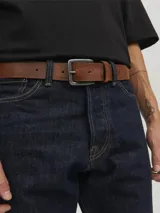 Cinturón de cuero color marrón (mocha bisque) con hebilla metálica de estilo envejecido.