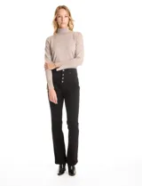 Jean de corte bootcut y tiro alto, color negro, con cierre frontal de botones a la vista y bolsillos funcionales.