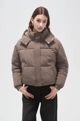 Campera puffer negra con capucha, manga larga, cierre frontal y cuello alto.