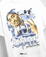 Remera blanca de algodón con estampa de Tupac Shakur y el título de su álbum "All Eyez On Me". Corte oversize unisex.