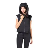 Campera multifunción modular color negro, con diseño matelaseado y capucha desmontable. Su sistema de cierres permite transformarla en cuatro versiones: campera larga, campera corta, chaleco largo y chaleco corto.