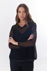 Sweater de tejido de punto calado color lila, con cuello en V y mangas largas.