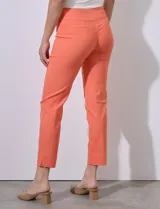 Pantalón color beige de gabardina elastizada, marca Zac & Rachel. Corte recto, pretina ancha pespunteada y largo al tobillo.