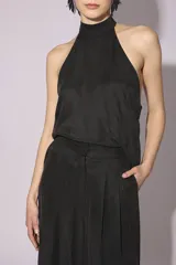 Blusa sin mangas color gris azulado, con cuello alto y escote halter.