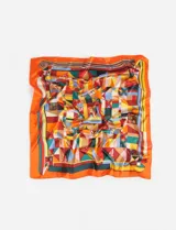 Pañuelo cuadrado de poliéster con diseño geométrico y colorblock en tonos naranja, amarillo, rojo, azul y verde.