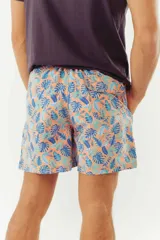 Short de baño azul con franjas horizontales en celeste y azul claro. Cuenta con cintura elástica ajustable con cordón, dos bolsillos laterales y uno trasero.