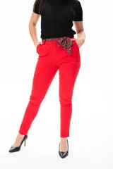 Pantalón rojo de corte Aline con cintura plisada y lazo decorativo.