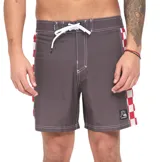Boardshort Quiksilver de 16 pulgadas, color marrón con bandas laterales de diseño a cuadros rojos y blancos. Posee cintura fija con cordón de ajuste blanco y costuras visibles en contraste.