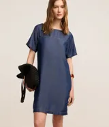 Vestido corto de liocel color azul oscuro, con cuello redondo, mangas cortas y recortes decorativos en el pecho.