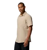 Camisa de manga corta Columbia modelo Silver Ridge II, color beige, con bolsillos frontales en el pecho, cuello clásico y cierre de botones. Confeccionada con tecnologías de protección solar y absorción de humedad.