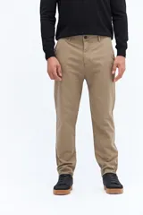 Pantalón chino clásico color beige, con textura, corte regular y pasacinto.