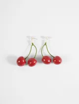 Caravanas colgantes con diseño de cerezas rojas y detalle de perla blanca en la parte superior.