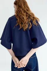 Remera oversized de felpa liviana color azul marino, con cuello redondo ribeteado y mangas anchas al codo.
