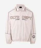 Campera de tejido técnico color beige con detalles de costuras en contraste color marrón. Presenta cuello alto, cierre frontal con cremallera, mangas largas con puños elásticos y estampa frontal con texto. Incluye un detalle bordado en la manga.