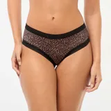 Pack de tres shortys de microfibra, compuestos por una bombacha lisa en color negro y dos con estampado animal print. Todas las prendas cuentan con detalles de encaje negro en la cintura y en las piernas.