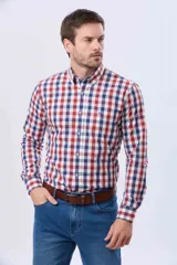 Camisa de corte sport con estampado de cuadros en tonos rojo, azul y blanco. Presenta cuello abotonado, cierre frontal con botones y bolsillo en el pecho con detalle bordado.