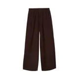 Pantalón de felpa Puma de corte wide leg, color negro, con cintura elástica con cordón de ajuste y sutil logo bordado en la pierna.