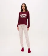 Pijama largo Lov de peach touch, compuesto por una remera de manga larga color bordó con cuello redondo y estampado frontal con texto, y un pantalón claro con estampado de lunares y cintura elástica.