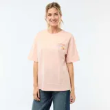 Camiseta oversize de color rosado con cuello redondo y mangas cortas. En la espalda presenta un estampado gráfico que incluye la leyenda "DELIZIOSO SICILIA", rayas verticales y frutas cítricas con hojas.