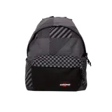 Mochila Eastpak con estampado geométrico en tonos grises y negros. Cuenta con un bolsillo frontal negro y el logo de la marca en la parte inferior.