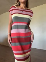 Vestido midi de punto de algodón con diseño a rayas horizontales en tonos celestes, tostados, blancos y bordó, de corte recto, manga caída y escote redondo.