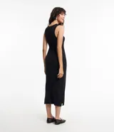 Vestido midi negro de rib con cuello redondo y sisas anchas. Presenta una abertura lateral en el ruedo.