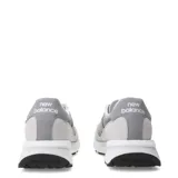 Championes New Balance modelo U370, color gris claro y gris medio, con detalles en blanco. Presentan una combinación de malla y gamuza, con el logo 'N' en material sintético gris. La suela es gruesa y blanca con detalles en negro en la parte inferior.