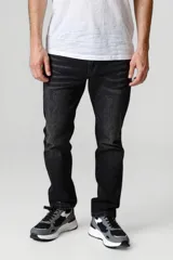 Pantalón de jean azul de corte regular, confeccionado en 100% algodón.