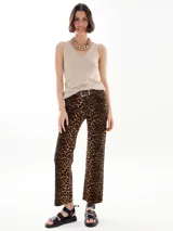 Pantalón de corte recto con estampado de leopardo.