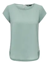 Camiseta básica negra de manga corta, con cuello redondo y diseño de espalda más larga.