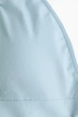 Soutien de diseño seamless confeccionado en tejido suave, con escote en V, breteles ajustables y copas con relleno extraíble.