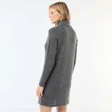 Vestido corto de punto en color gris, con cuello alto y mangas largas, de corte recto y diseño minimalista.