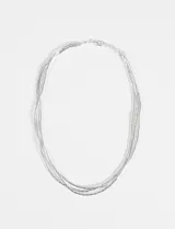 Collar plateado de tres hilos con cuentas metálicas tubulares.