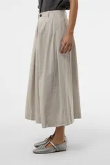 Pantalón wide leg de color blanco, de silueta amplia y gran movimiento, con pliegues delanteros que aportan volumen y estructura, y cintura definida.