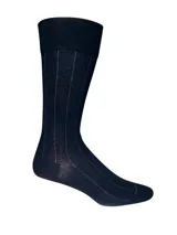 Calcetín de hombre de largo medio, color negro con diseño de rayas verticales finas. Cuenta con puño suave y tratamiento antimicrobiano.