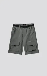 Bermuda técnica color gris militar, estilo cargo, con múltiples bolsillos con tapa y cinturón de hebilla ajustable. Presenta detalles reflectivos y un calce oversize.
