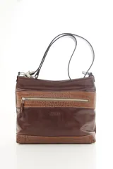 Cartera de cuero color beige, de diseño estructurado, con bolsillo frontal con cierre y detalles en cuero grabado con efecto reptil. Cuenta con correa ajustable para llevar al hombro o cruzada.