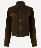 Campera trucker color verde oliva confeccionada en sarga de algodón, con cuello inglés, manga larga, bolsillos delanteros con solapa y abotonado delantero.