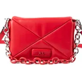 Bandolera roja de símil cuero acolchado con formato rectangular y solapa. Cuenta con detalles de cadena decorativa roja en el frente, herrajes plateados, correa regulable y un bolsillo interno con cierre y otro abierto.