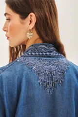 Kimono de calce amplio y manga larga confeccionado en tencel con bordados de hilos y mostacillas.