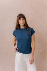 Remera tejida en seda fría color marrón, de calce relajado, cuello redondo y manga corta con terminación amplia.