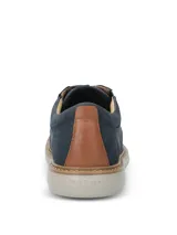 Zapato de estilo casual Hush Puppies, modelo Bangu, con diseño híbrido que combina cuero nobuck en el talón y laterales con tejido técnico transpirable en la parte frontal. Cuenta con cordones, suela de EVA flexible y costuras decorativas en el borde de la suela.