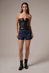 Short de jean azul de tiro alto, corte recto y apliques de strass en toda la superficie.