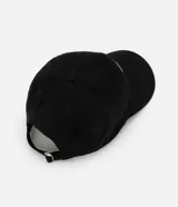 Gorra de sarga negra con visera curva y bordado frontal en blanco que dice "sensitive content inside".