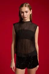 Blusa de poliéster negra, con diseño plisado, sin mangas, cuello alto y corte holgado.