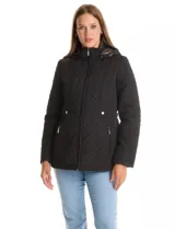 Campera de abrigo color negro con diseño capitoneado de costuras entrelazadas en relieve. Presenta cuello alto, capucha desmontable, cierre frontal completo y bolsillos laterales con cierre. Incluye trabas ajustables en la cintura con botones metálicos para entallar la silueta.