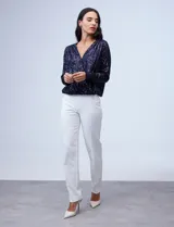 Blusa de fiesta color borgoña, marca Ninety, confeccionada en microtul bordado con lentejuelas. Tiene escote en V cruzado, ruedo elastizado y forro interno a tono.