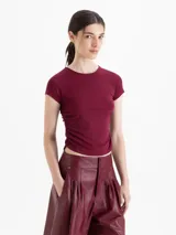 Remera de morley de punto color gris, de manga corta y escote redondo, con frunce ajustable en los laterales.